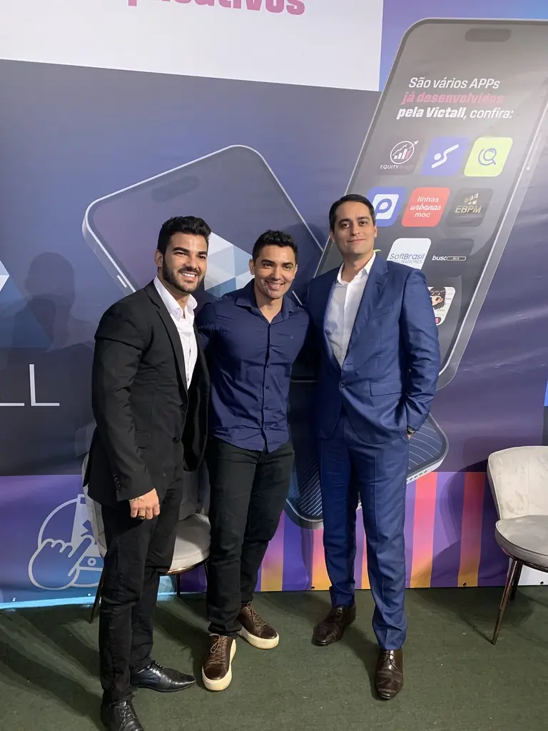 Fundador da VICTALL com parceiros em evento