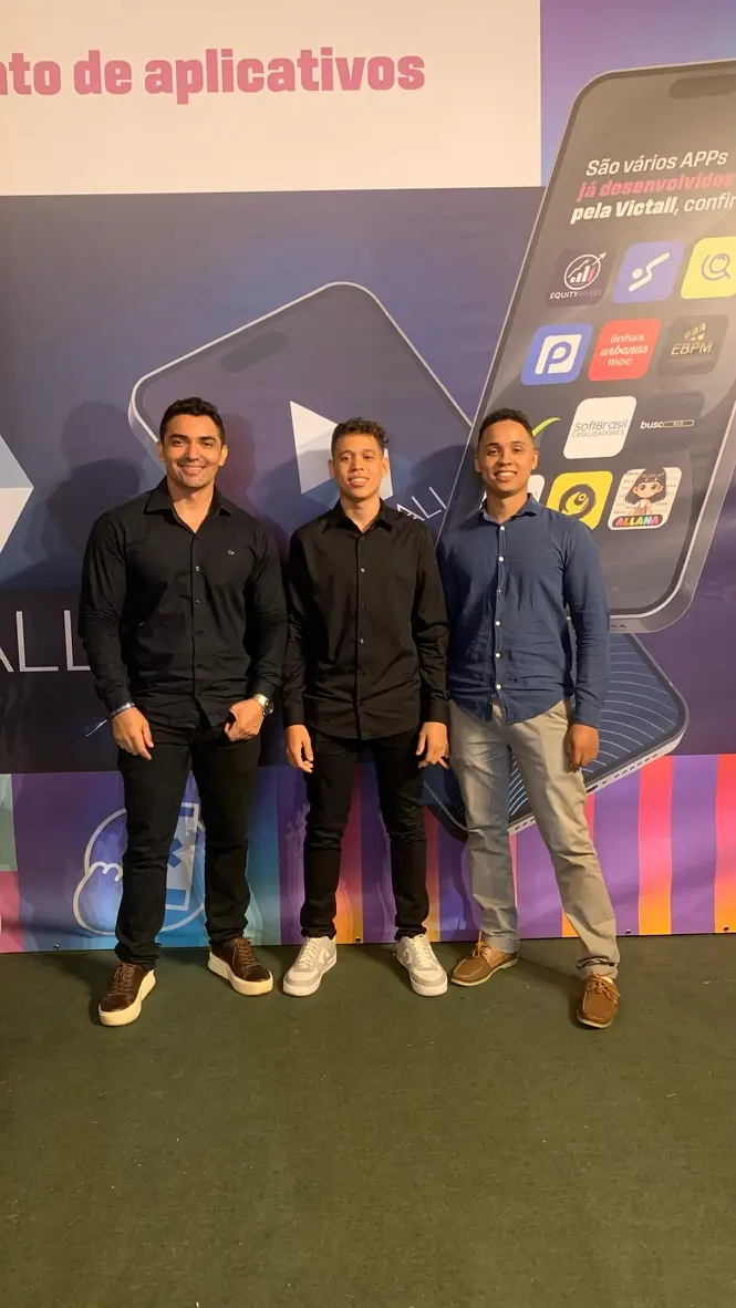 Equipe VICTALL no estande de um evento de empreendedorismo