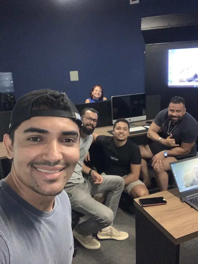 Time da VICTALL reunido no escritório